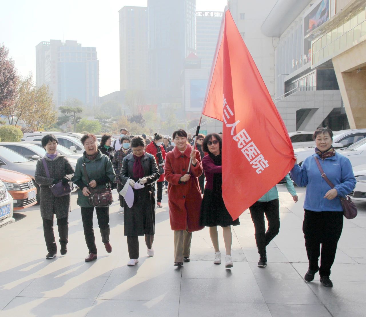 省第三人民医院组织离退休职工开展徒步健身活动(图2)