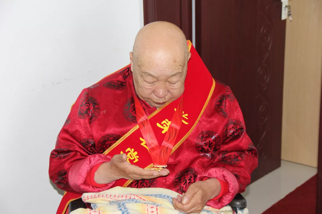 青海省第三人民医院党委组织走访慰问“光荣在党50年老党员”和生活困难老党员(图1)