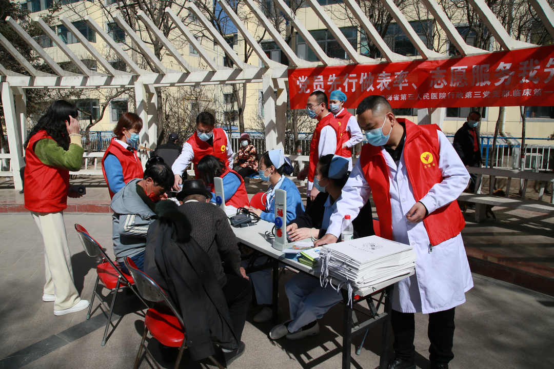 党员先行做表率，志愿服务我先行——省第三人民医院行政第三、临床第一党支部联合开展 主题党日活动(图2)